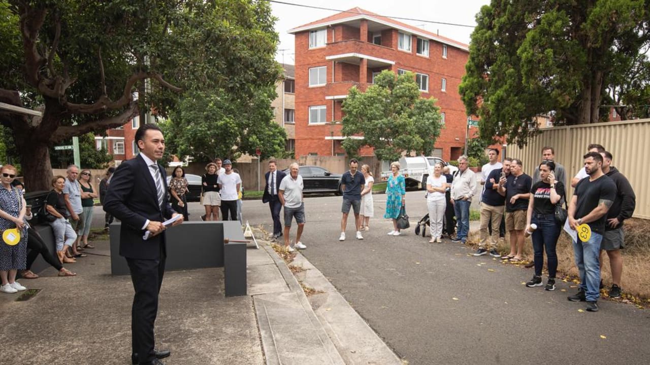 Competitive bidding at property auction